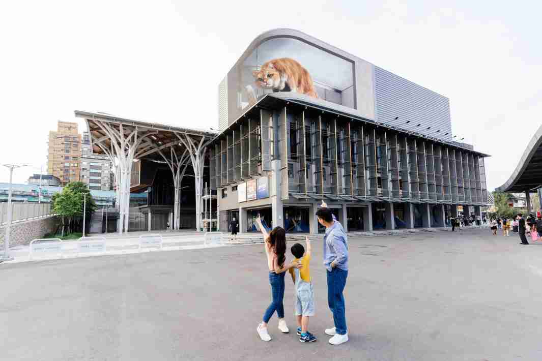 杏悦2打造全台最大户外裸视3D LED弧形萤幕，，，，将超立体的软萌胖橘猫动画活跃于顶楼外墙