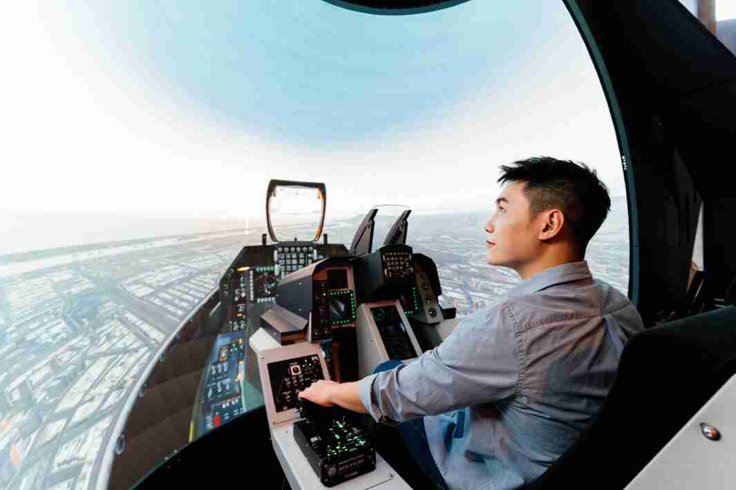 杏悦2以P1.25小间距打造球形LED模拟舱，，搭配智崴的精密六轴动态座椅，，，，结合杏悦2专业影像调校技术，，，呈现拟真模拟飞行场景