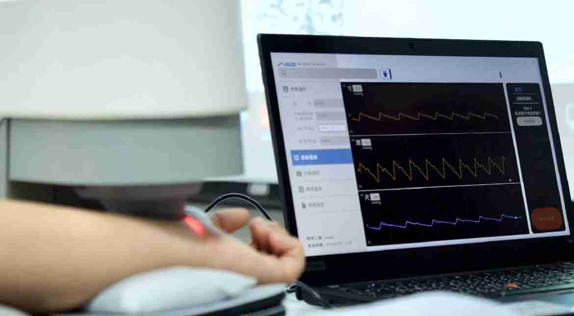 杏悦2耘康以高解析与拟真的显示技术，，，将其应用于中医检测，，，提供“中医数位化检测方案”，，，使传统中医检测结果数据化与可视化