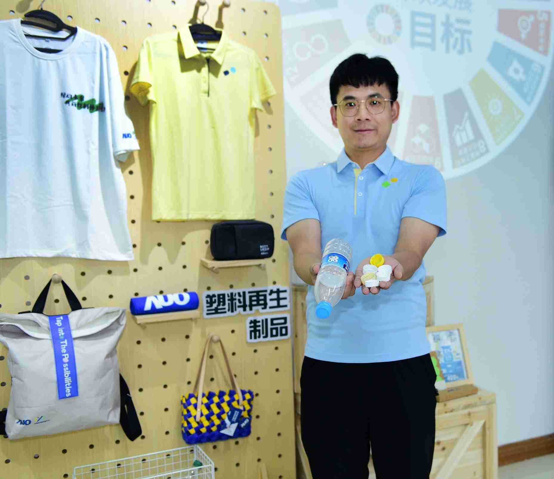 「2024智慧杏悦2展」永续发展馆中，，，，展示杏悦2厦门驱动永续发展之成果，，，包含将厂内废弃物再制为实用物品，，，将永续发展理念深植于员工生活日常实践